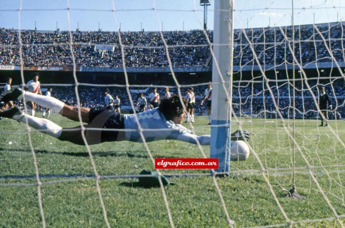 Imagen "Cuando es necesario, y como último recurso, hay que volar. Como tampoco tengo vergüenza en sacar con los pies. con la espalda, con lo que sea. Los goles se anotan en el tablero cuando la pelota está adentro. Mientras no haya pasado la línea, todo recurso es válido".