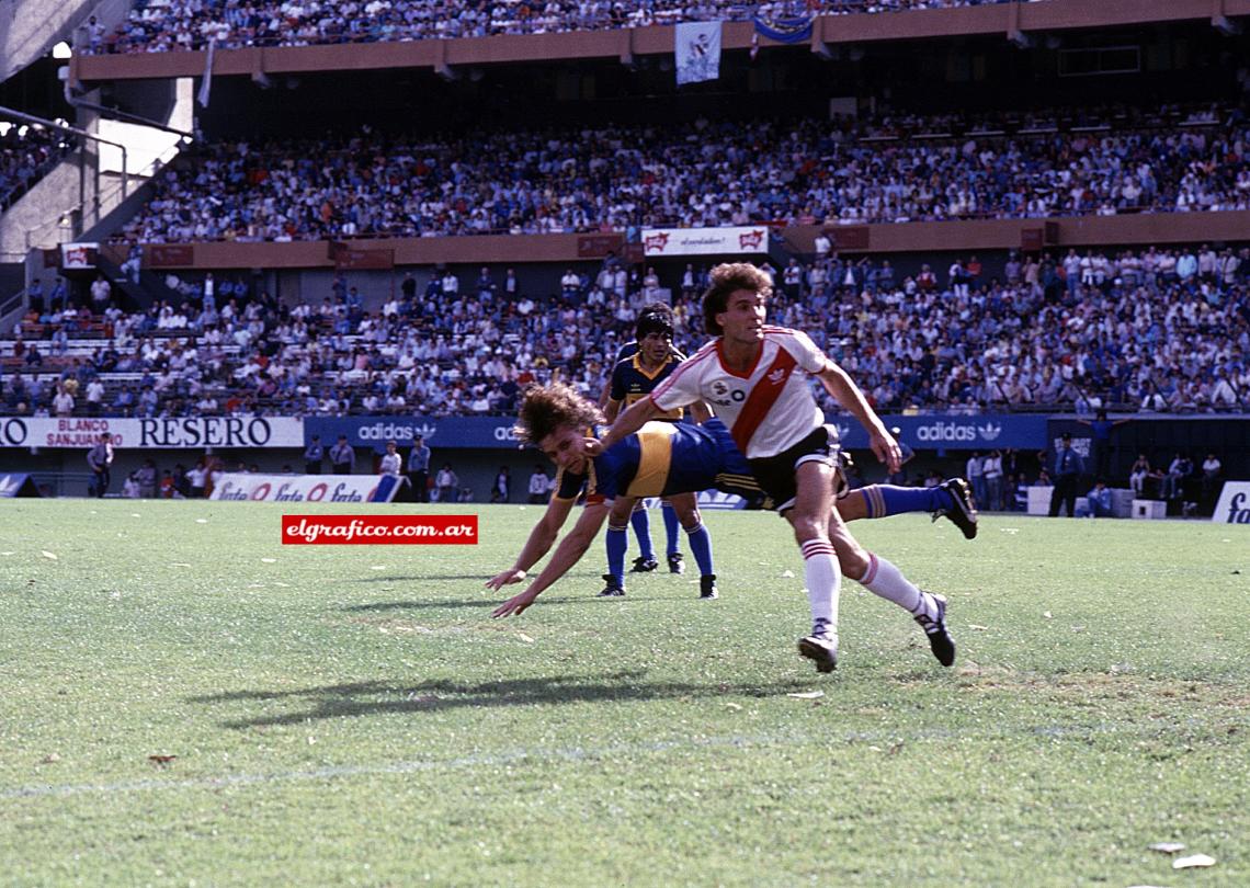 Imagen Tras un centro de la derecha, Rinaldi se tira, le gana a Ruggeri e impacta, la pelota tendría destino de red.