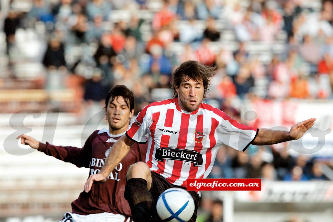 Imagen Tanque en acción. Bancando la pelota, ante la marca de Romero. “Me gusta ir al choque, meter, ganar con el cuerpo”, dice.