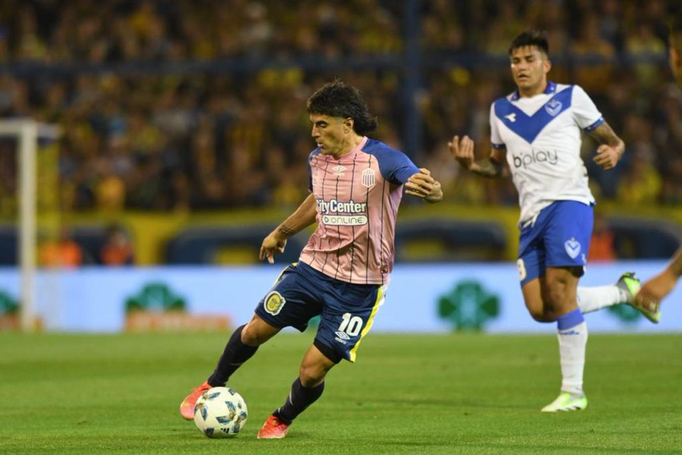 Imagen La camiseta rosada que utilizó Rosario Central en el primer tiempo contra Vélez.