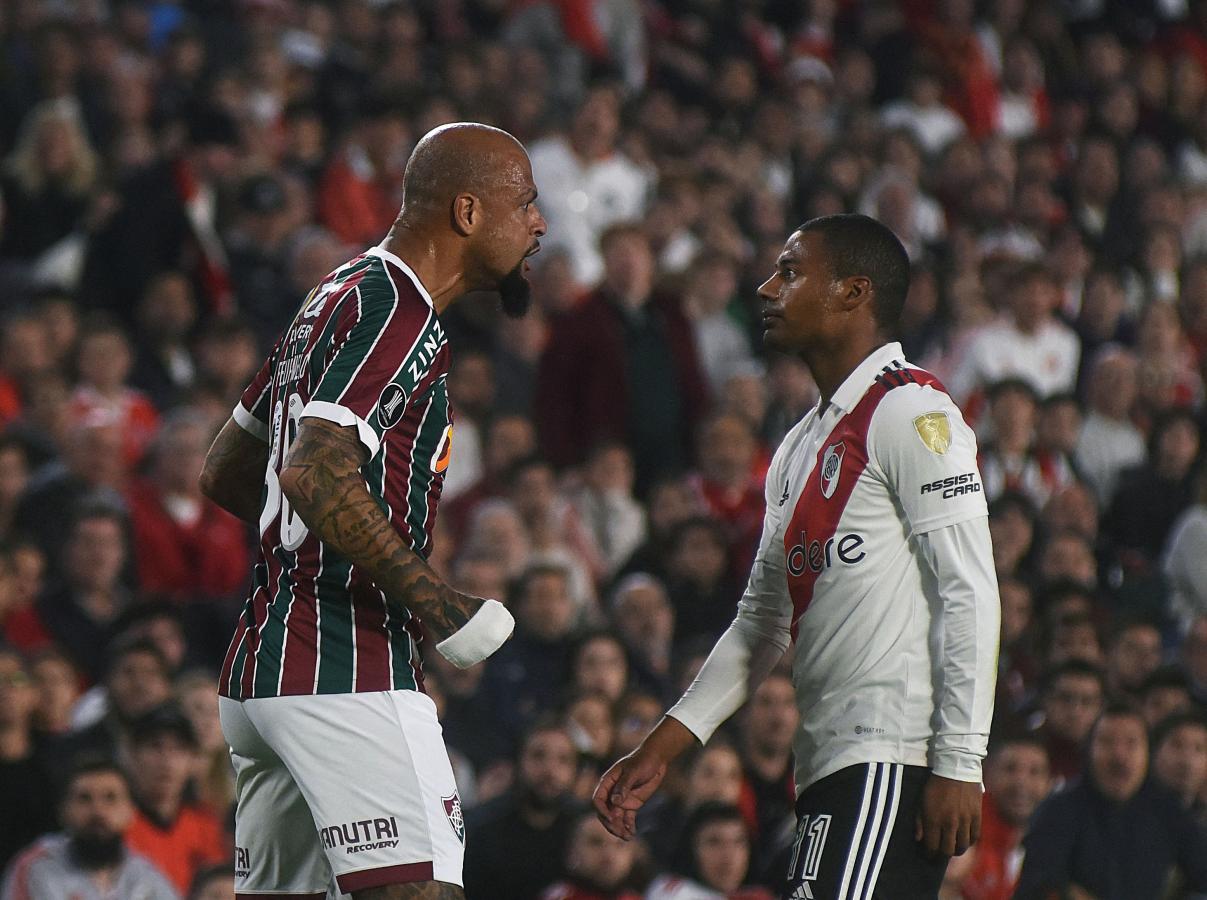 Imagen Felipe Melo, sacando a relucir parte de su repertorio, ante la atenta mirada de Nicolás De la Cruz. Foto: AFP 
