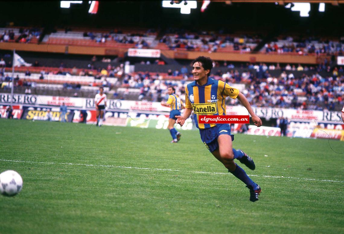 Surgió en Rosario Central, ganó el ascenso en el 85, jugó en Primera y luego lo dirigió con Astrada.