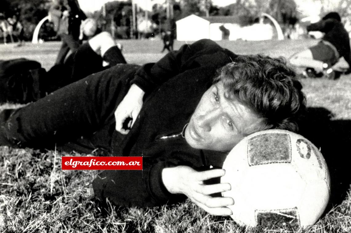 Imagen Surgió de la cantera de Estudiantes de La Plata, donde debutó en primera en el año 1962.