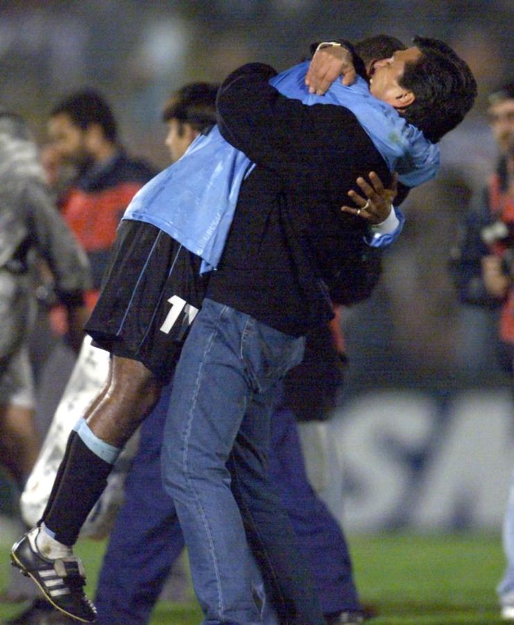Imagen Passarella y un abrazo sentido con Nicolás Olivera luego de la victoria ante Chile por Eliminatorias en 2000 (DANIEL GARCIA / AFP)