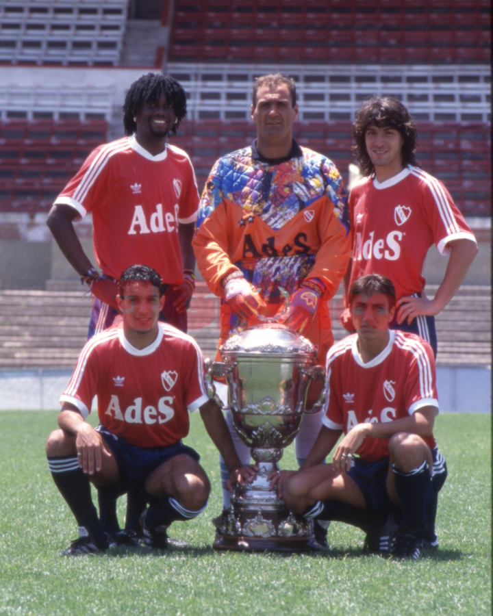 Imagen Una foto icónica: las figuras del Rojo con la Supercopa. Foto: Archivo El Gráfico