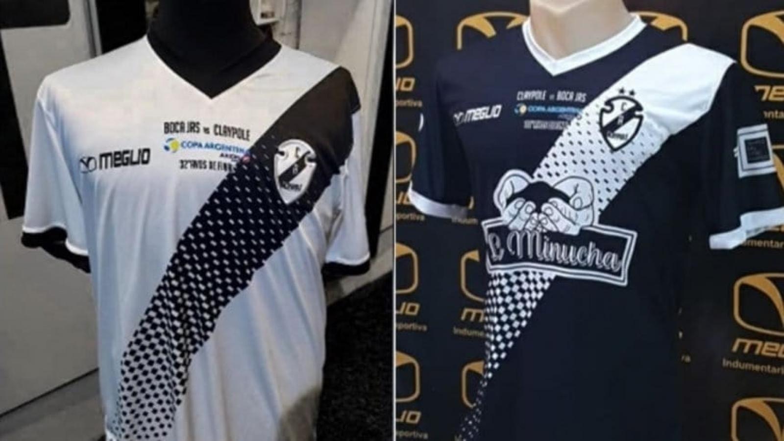 Imagen Las camisetas de Claypole para el encuentro con Boca. La del partido y la altenativa.Titular y alternativa como edición especial.