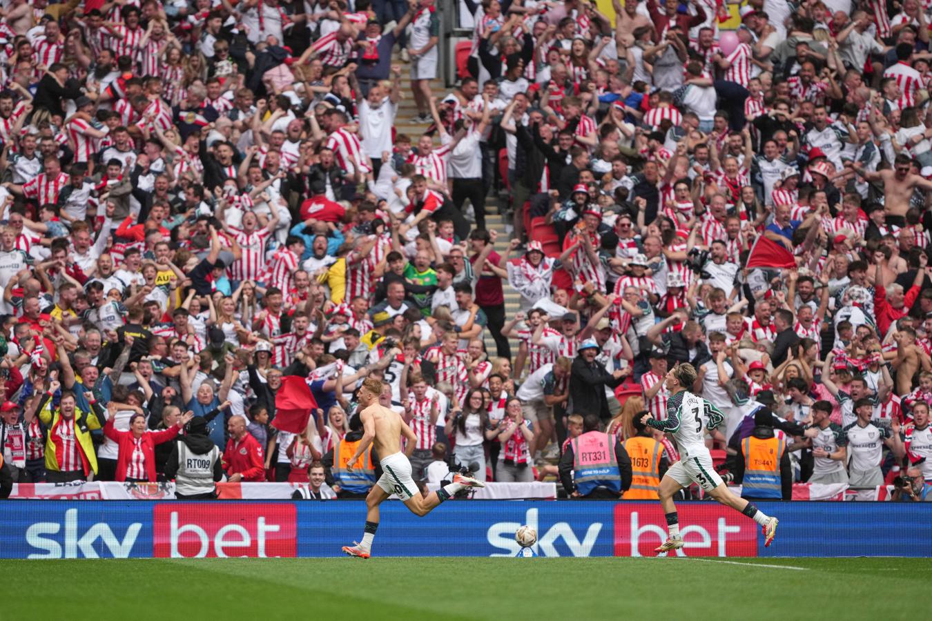 Imagen La locura desatada en Wembley tras el gol de Watson al minuto 95.