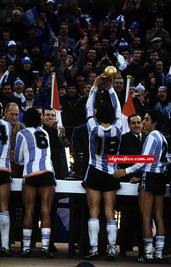 Imagen La Copa del Mundo, Argentina '78. Pasarella la eleva. A su lado, Ardiles. 
