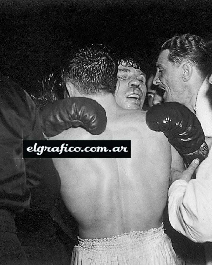 En el ring también hubo tiempo de abrazarse, cuando la bronca se había esfumado.