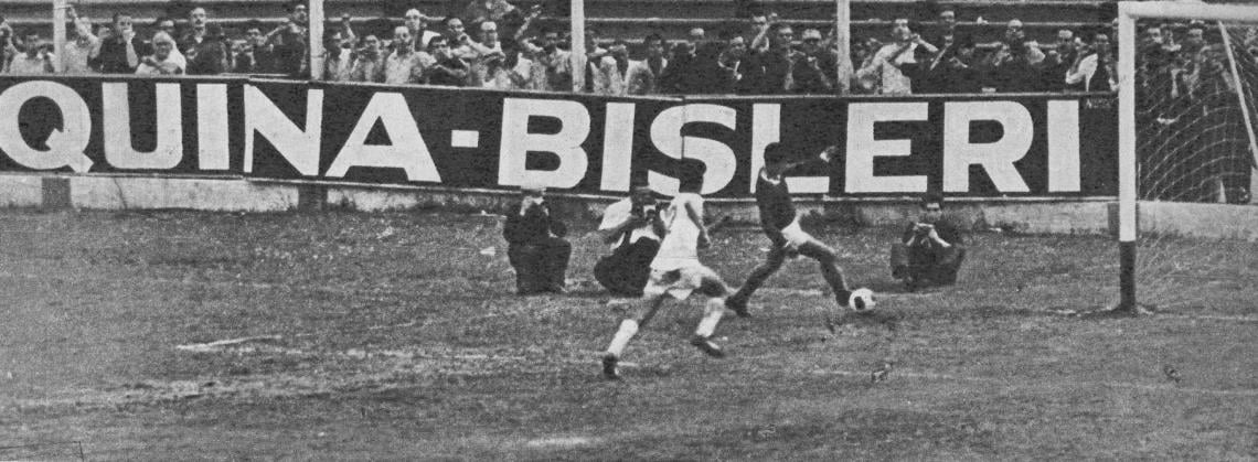 Imagen Ya perfilado, se apresta a convertir, mientras Andretta no alcanza. En la tercera la pelota ya establece el 3 a 1.