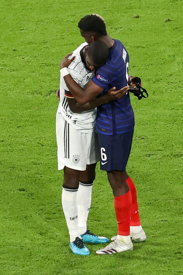 Imagen Rudiger y Pogba a los abrazos después del partido. Lo que pasa en la cancha queda en la cancha. Foto: ALEXANDER HASSENSTEIN / POOL / AFP