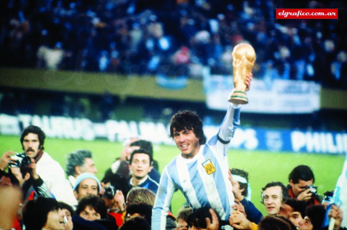 Imagen El gran capitán del mundial 1978, en andas con la copa.