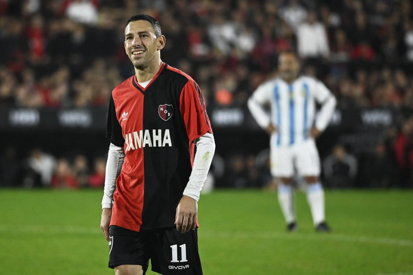 Imagen Maxi Rodríguez, emocionado y feliz con la camiseta de Newell's de Maradona durante su despedida. Foto: AFP