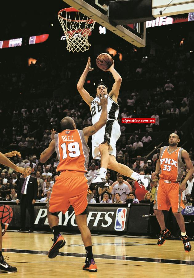 Imagen Suspensión mágica, propia del bahiense. Ante Phoenix Suns por los playoffs.