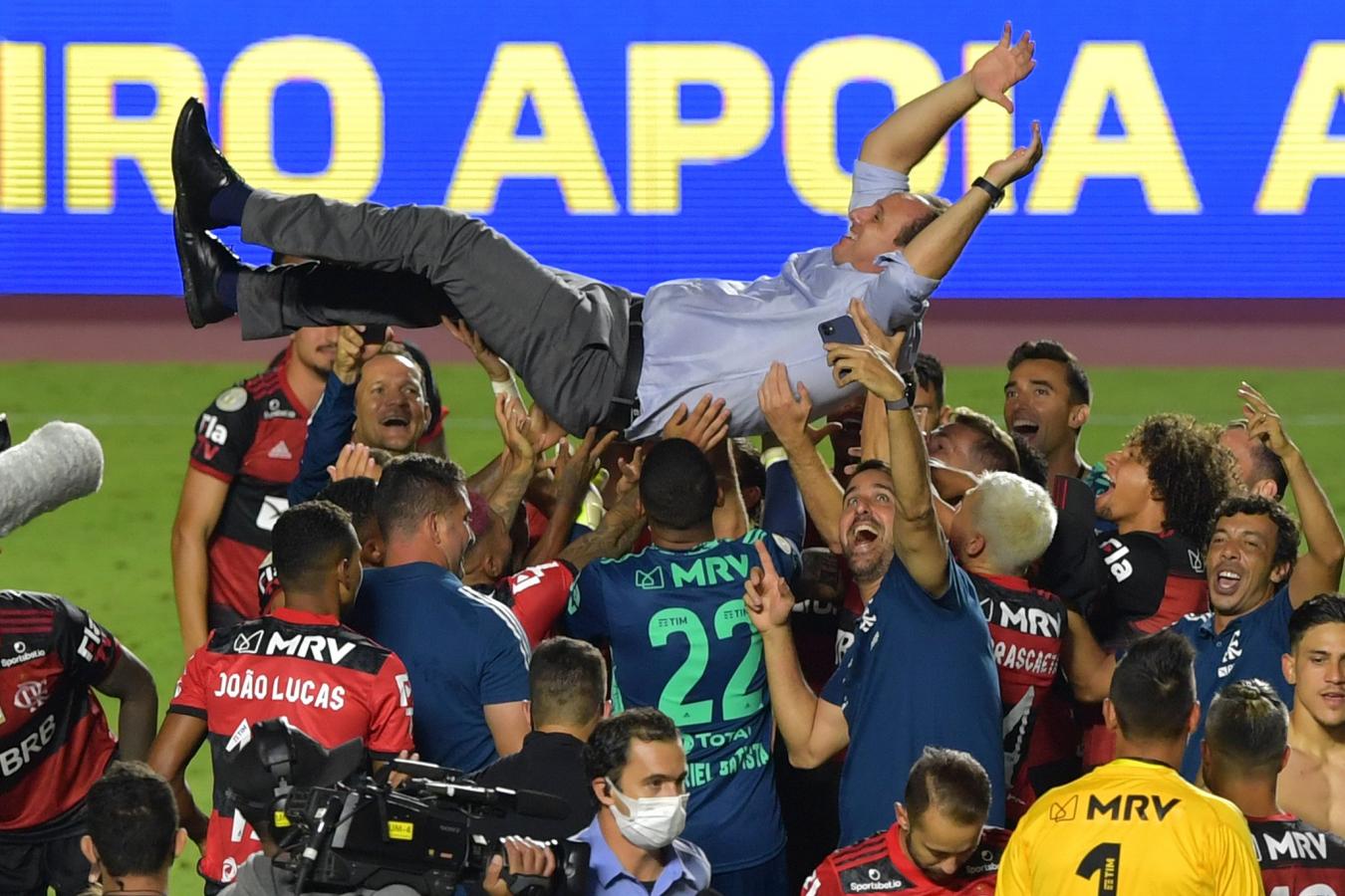 Imagen Rogério Ceni es levantado por sus futbolistas. Festejó en el Morumbí una vez más, pero esta vez como entrenador del conjunto carioca.
