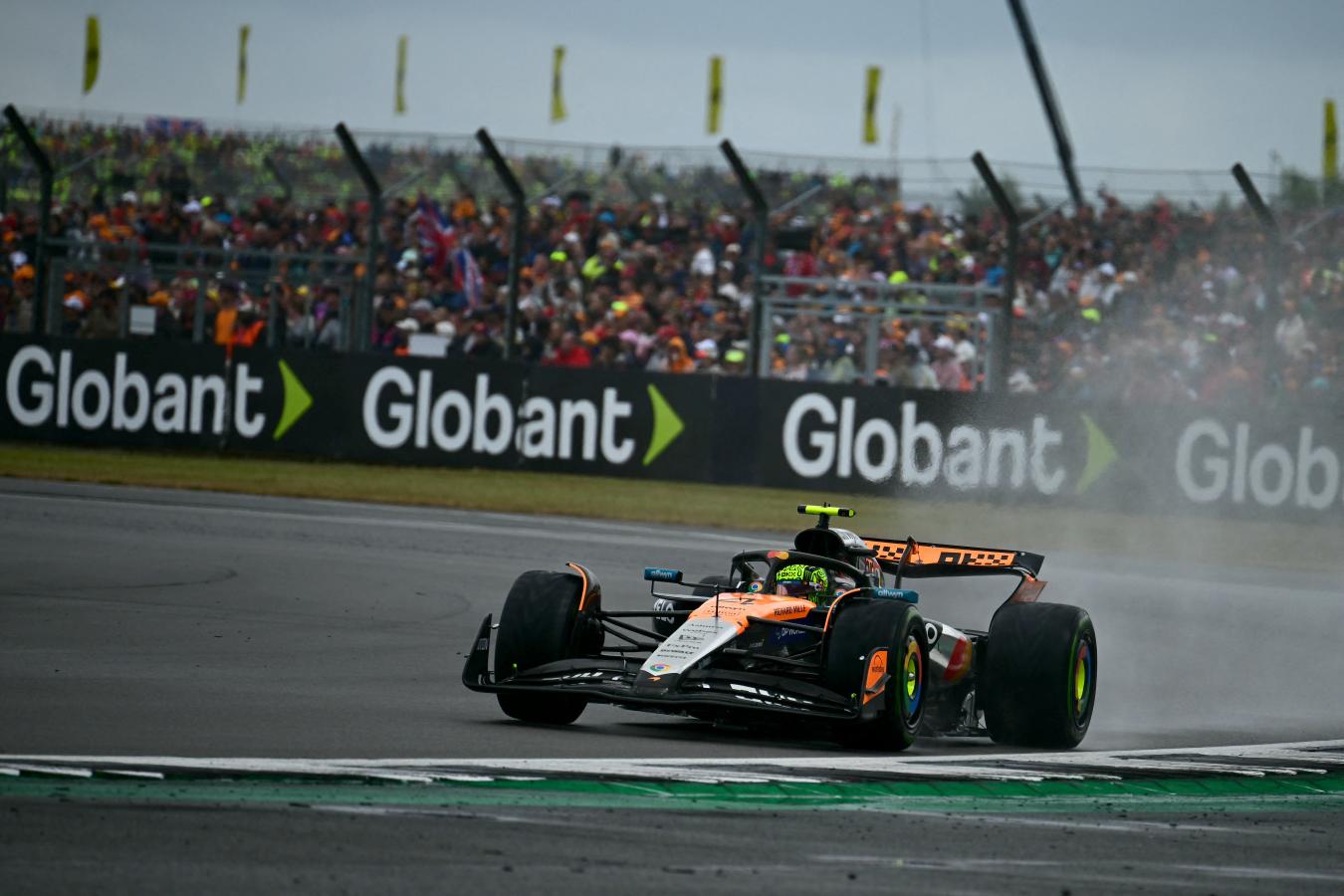 Imagen de Lando Norris festejó en su casa tras una carrera pasada por agua