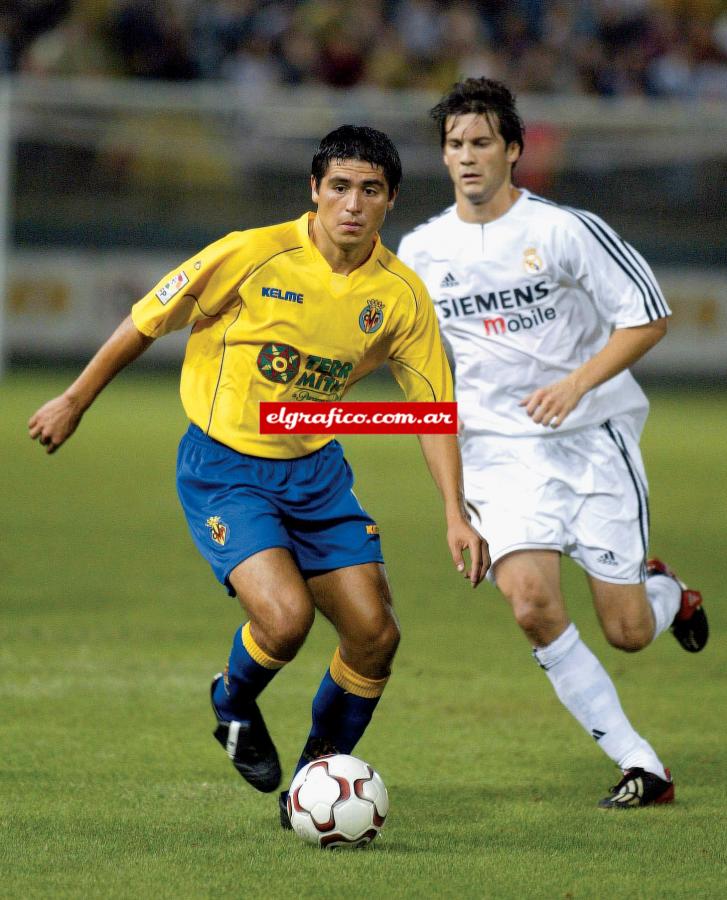 Imagen Fue traspasado al Villarreal en 2003. Llevó a ese humilde conjunto a jugar una semifinal de Liga de Campeones (2006) con el Arsenal inglés, algo impensado que lo colocaba en el más alto plano mundial. Vaya paradoja: tuvo en sus pies la chance de igualar la serie, pero Lehmann se quedó con ese penal. De todos modos, los hinchas del Submarino Amarillo tienen en Riquelme a uno de los máximos ídolos de su historia. En la foto junto con Santiago Solari del Real Madrid.