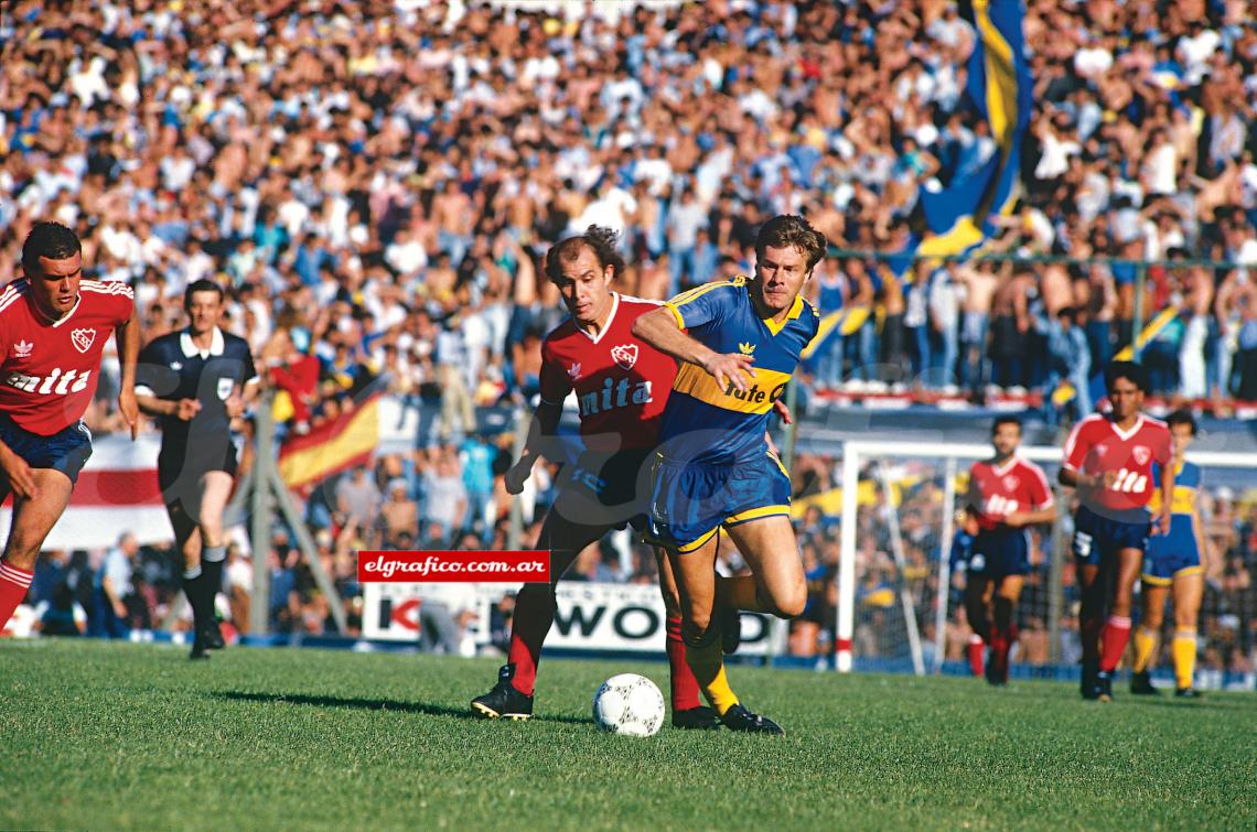 Bochini. Lo enfrentó cuando jugaba en Boca. Es su amigo y lo respeta muchísimo.