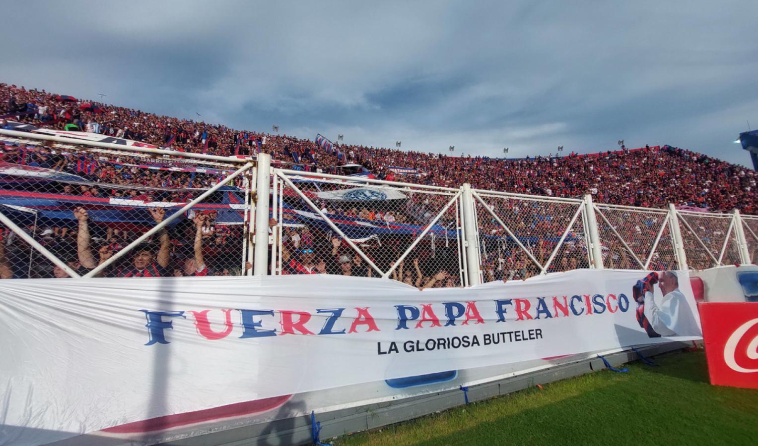 Imagen El mensaje de los hinchas al Papa hace pocas semanas, mientras estaba internado.