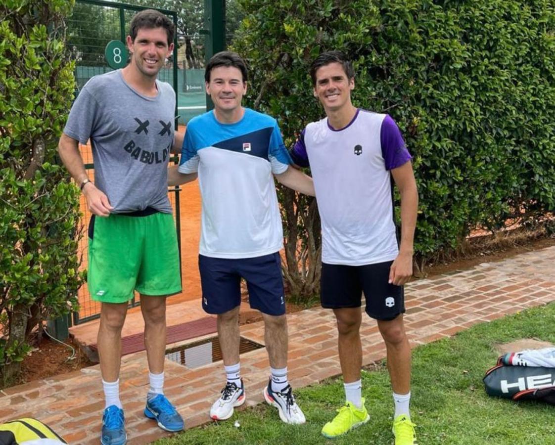 Imagen Guillermo Coria, con Delbonis y su hermano Federico en el Tenis Club Argentino.