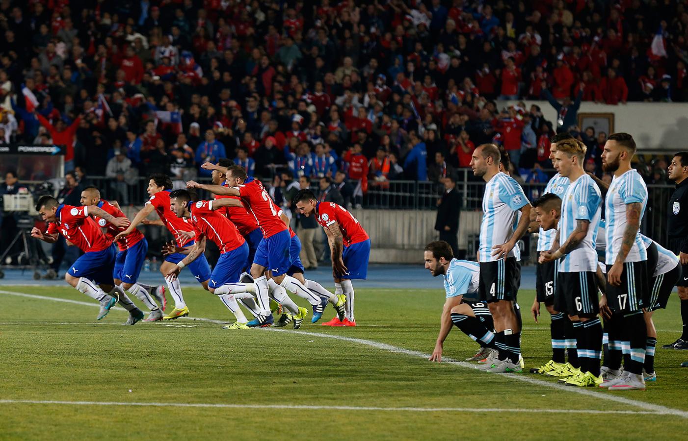 Imagen Para Zamorano, las finales de América de 2015 y 2016 cambiaron la historia de los duelos entre Argentina y Chile.