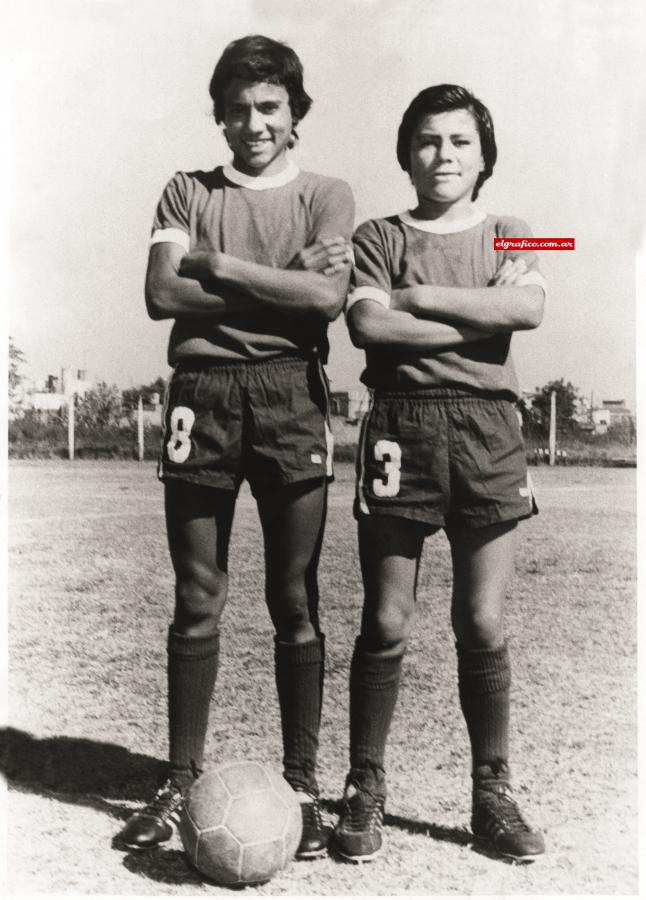 Con la camiseta granate con la que se criaron los hermanos Enrique. Aquí, Héctor, "El Negro", con la 8.