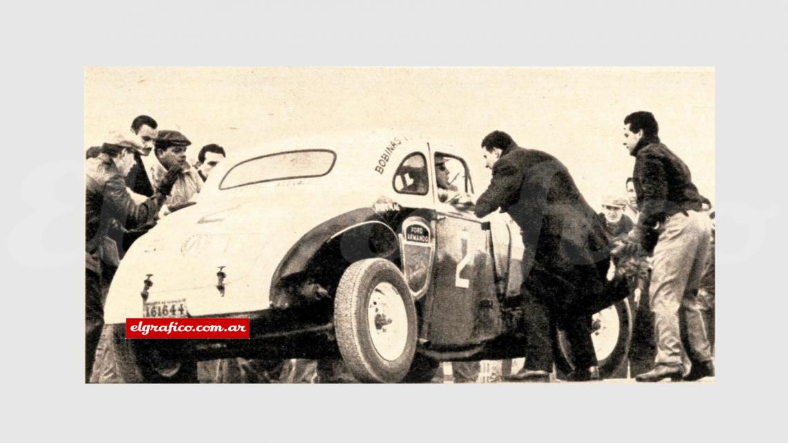 Imagen Mientras sus ayudantes ponen en condiciones su coche, Oscar aprovecha para informarse acerca de su ubicación en la carrera. Cuando se captó la presente toma se habían cubierto 275Km, y Oscar venía luchando rueda a rueda con Menditeguy.