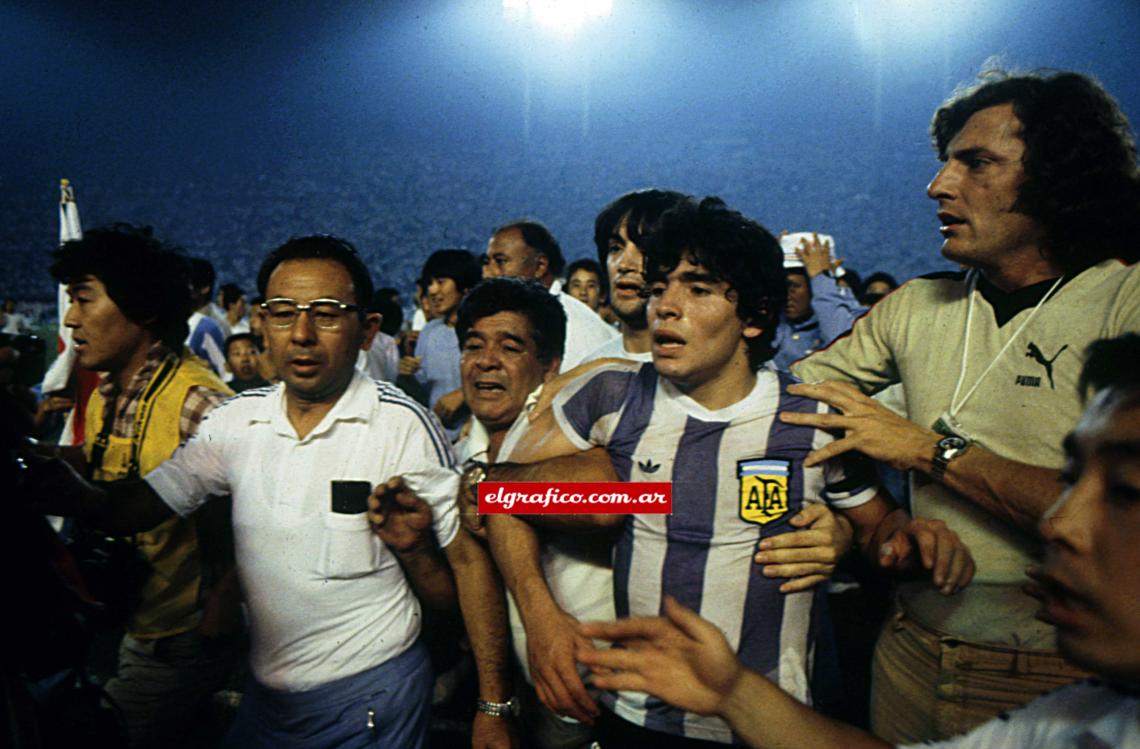 Imagen Don Diego junto a su hijo dan la vuelta olímpica en el Estadio Olímpico de Tokio.