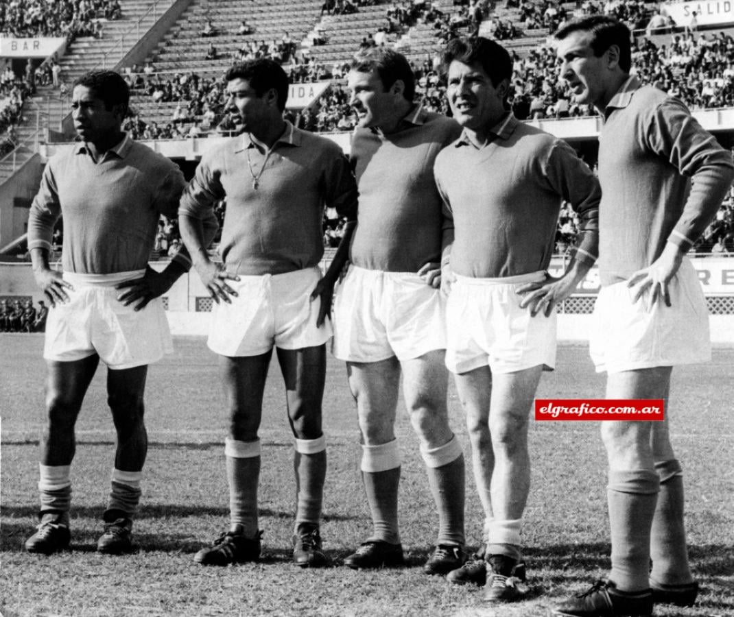 Cané, Benítez, Altafini, Sívori y Angelillo. Brillante delantera de Nápoli.