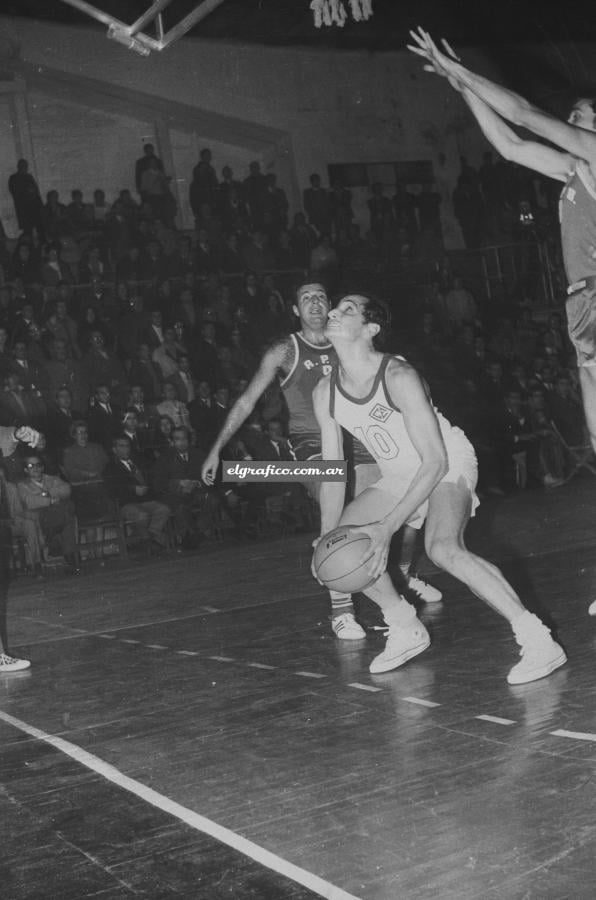 Imagen Fruet jugando para Estudiantes vs Asociación Porteña Bahía. Junio de 1969