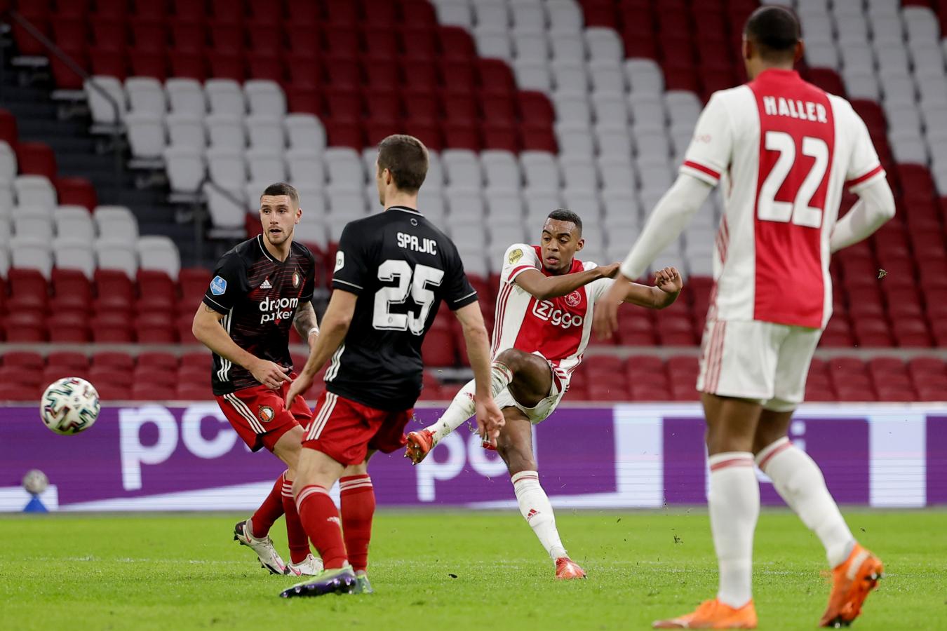 Imagen El juvenil Ryan Gravenberch anotó el gol del Ajax en el clásico