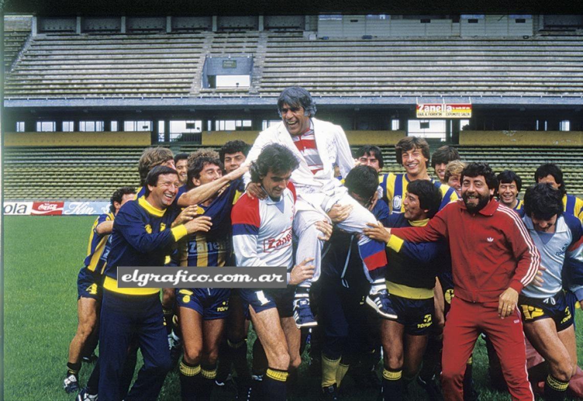 Imagen Con Rosario Central fue amor a primera vista. Tuvo dos ciclos. En el primero salió campeón en la B en 1985, con el recordado equipo de Los Pitufos, que lo llevan en andas con el guardapolvo de maestro (Jorge Fossati y Omar Palma, entre otros).