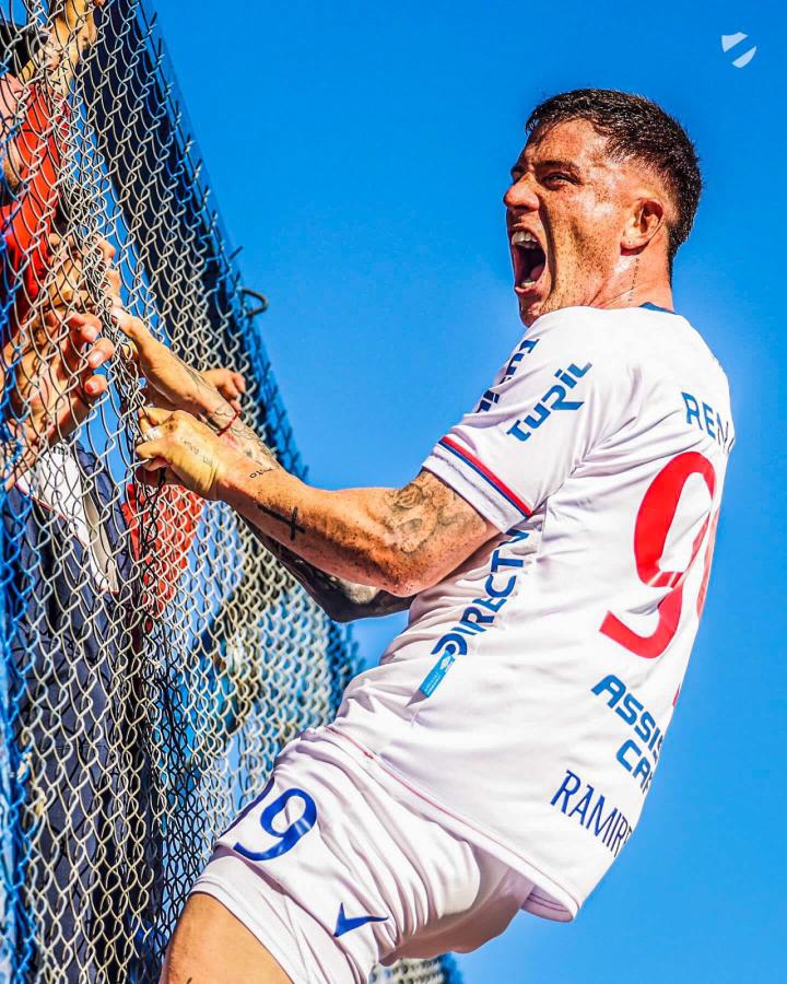 Imagen La locura del Colo Ramírez al treparse del alambrado tras convertirle a Peñarol en el último superclásico.
