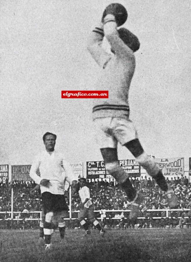 Imagen El arquero boliviano,Bermudez atrapa un balón aereo. Argentina ganó 7-1 con goles de Carricaberry (2), Seoane (2), Luna (2) y Recantini.