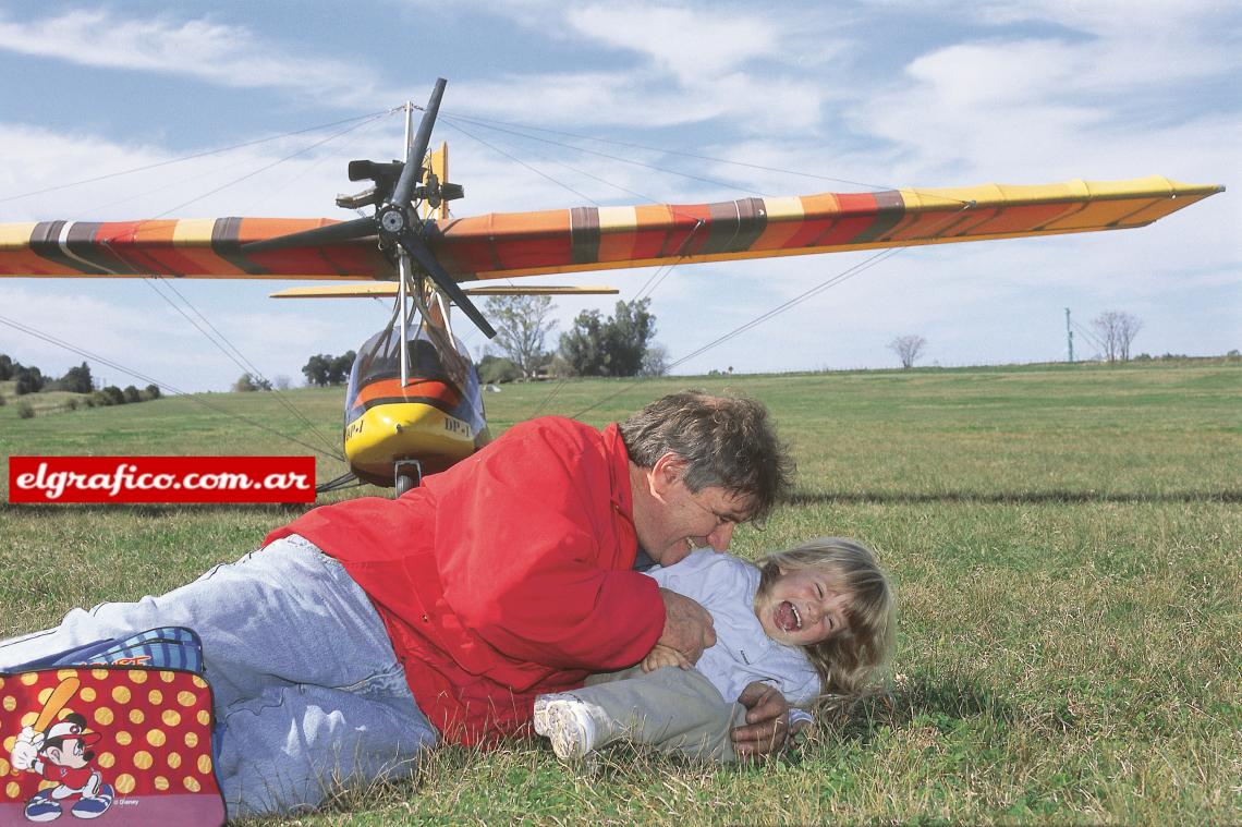 El Loco Di Palma rodeado de afectos fuertes: su ultraliviano y Valentina, la última hija, algo más que una aventura amorosa.