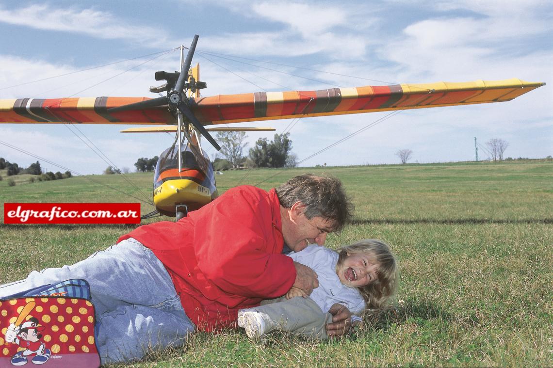 Imagen El Loco Di Palma rodeado de afectos fuertes: su ultraliviano y Valentina, la última hija, algo más que una aventura amorosa.