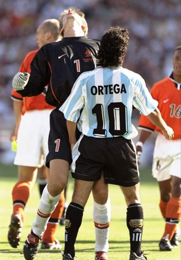Imagen Van der Sar hizo entrar a Ortega, quien intentó cabecearlo y terminó expulsado en el '98.