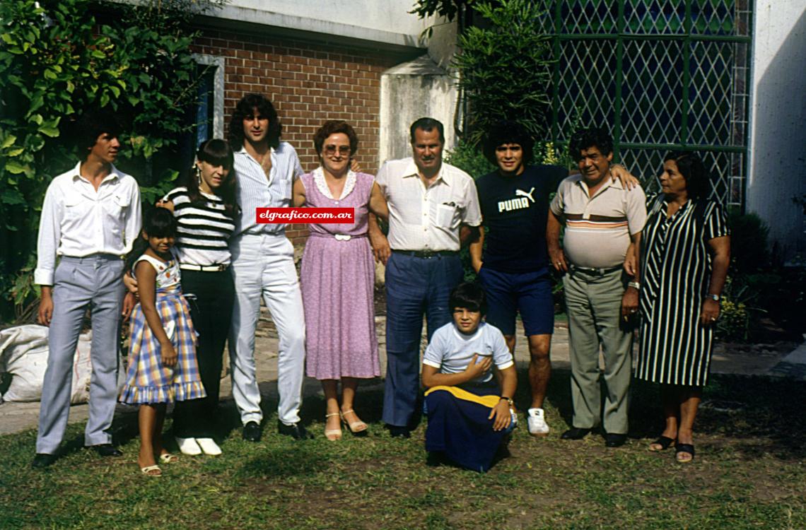 Imagen Los Kempes y los Maradona. De izquierda a derecha Claudita, Claudia, Mario, doña Eglis, don Mario. Diego, don Diego, doña Tota y, agachado, el ¨turquito¨ Hugo.