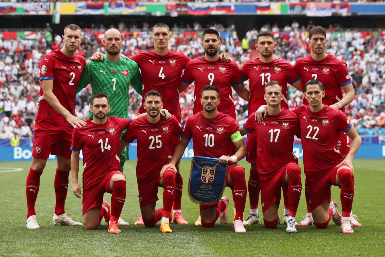 Imagen Pese a las amenazas ante la UEFA, Serbia se presentó este jueves para medirse con Eslovenia en Múnich.