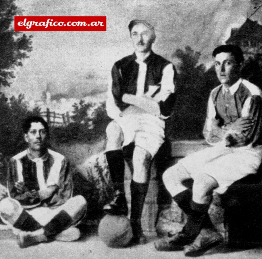 Imagen Pablito Comelli, actual canchero y socio N° 1, aparece aquí, a la derecha, cuando jugaba de winger derecho, en 1906. Lo acompañan, en el centro, Jorge Rezzoagli y a la izquierda José Schoomberg.
