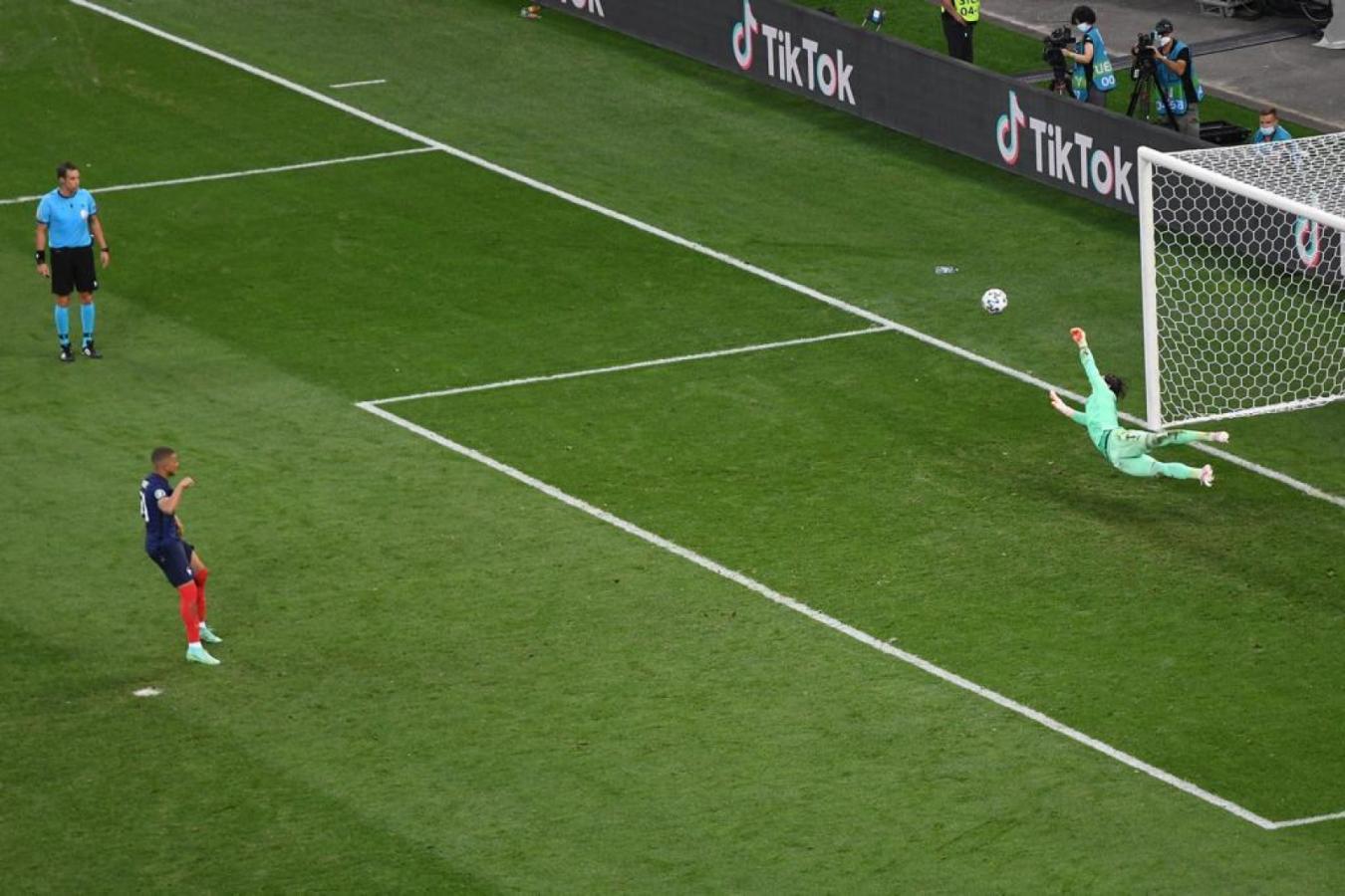 Imagen Sommer se hizo gigante ante Mbappé y le dio la clasificación a Suiza (@Euro2020)