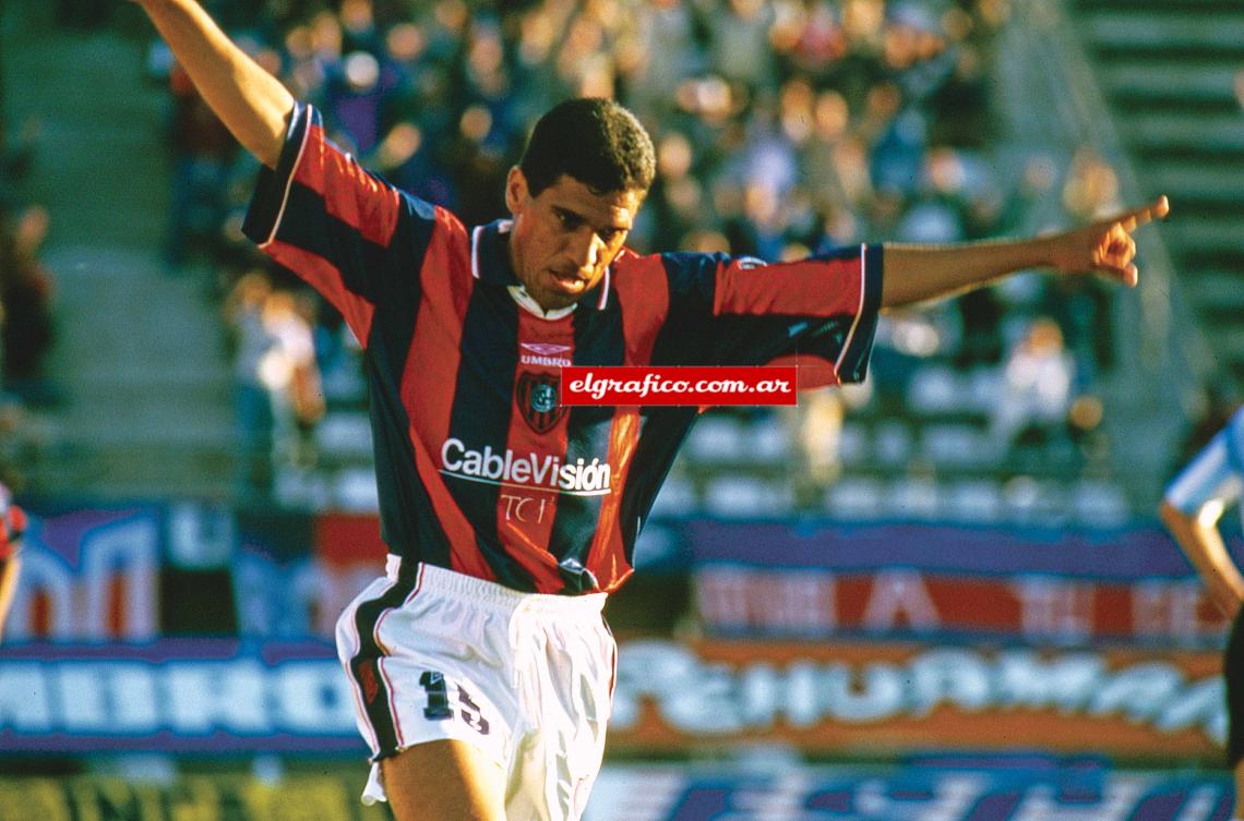 Imagen Jugó en San Lorenzo entre 1994 y 1997, obtuvo el Clausura 95.