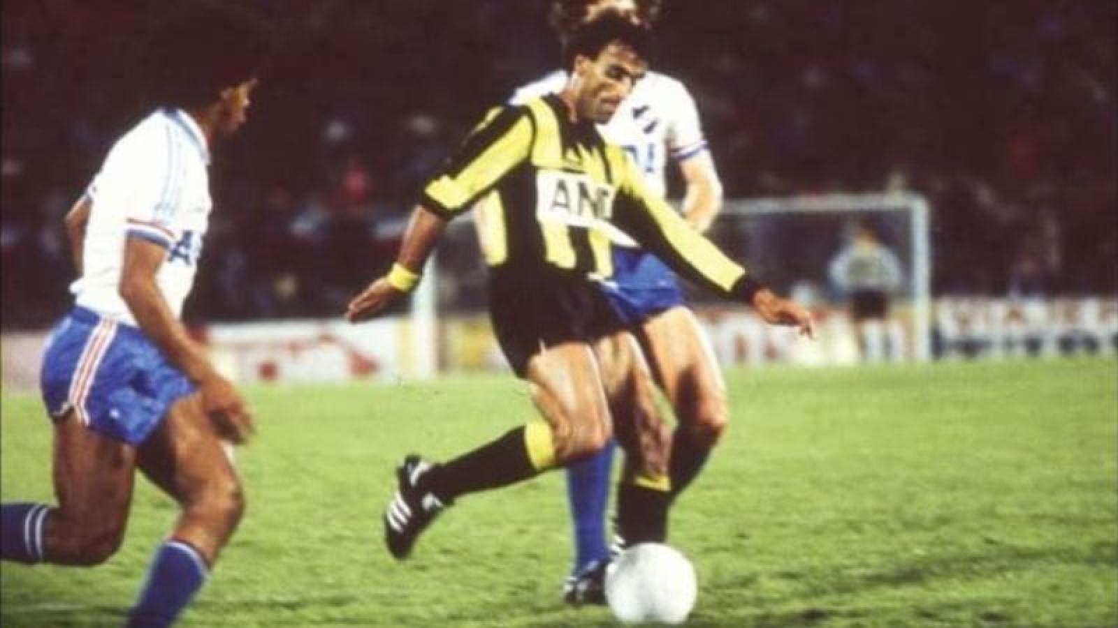 Imagen Alzamendi con Peñarol en un clásico ante Nacional, en donde también jugó.