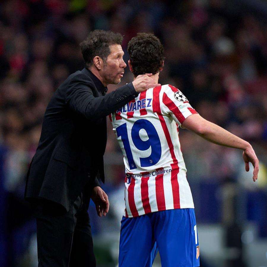 Imagen Simeone dialoga con Julián Álvarez. Ambos se necesitan para que Atlético vuelva a resurgir.