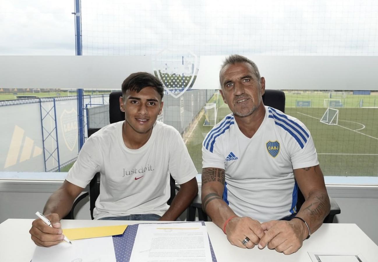 Imagen El 9 de febrero de este año, Delgado firmó su primer contrato como profesional con Boca.