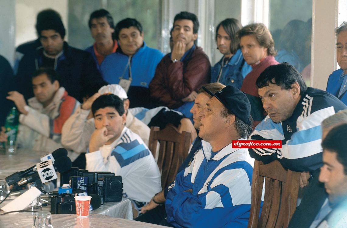Imagen Conferencia de prensa con Diego Maradona, Mostaza Merlo y Coco Basile. 