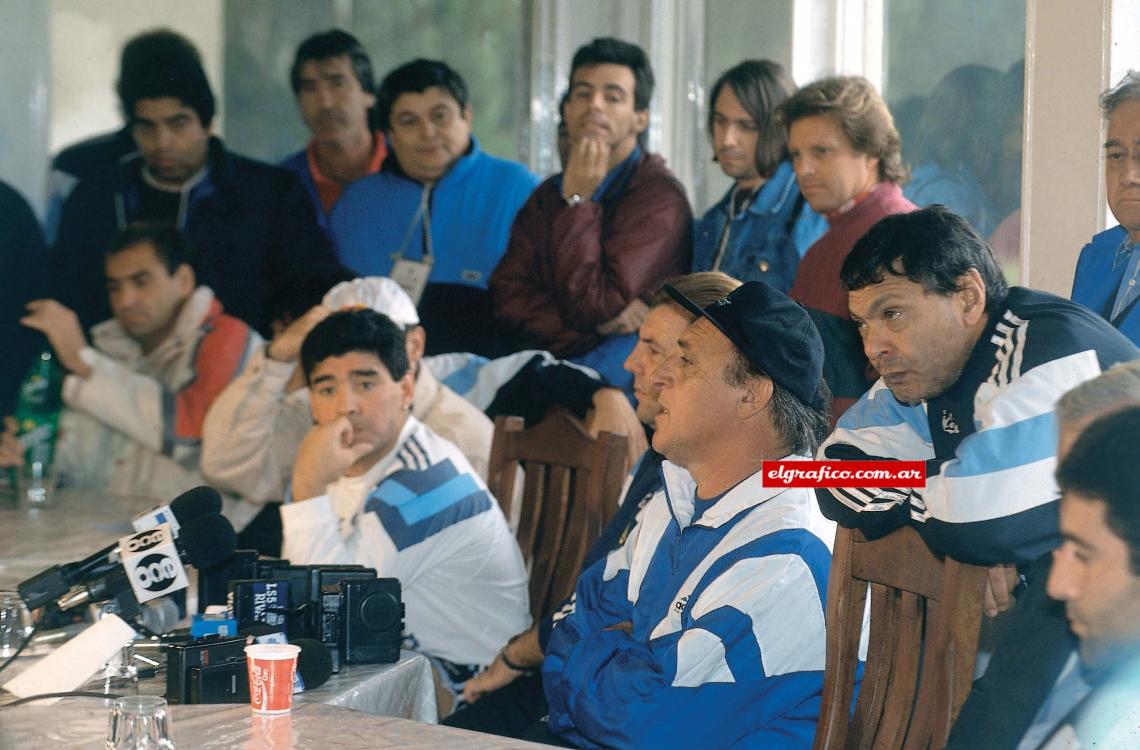 Imagen Conferencia de prensa con Diego Maradona, Mostaza Merlo y Coco Basile.