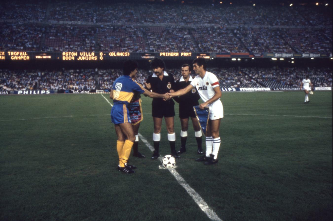 Imagen Córdoba y Mortimer, capitanes de Boca y Aston Villa, respetaron la camaradería. Foto: Archivo El Gráfico