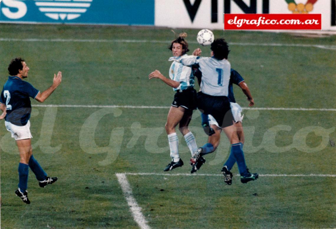 Imagen Argentina pierde 1-0. En el minuto 67, Maradona abre para Olarticoechea sobre la izquierda, El Vasco lanza un centro a la puerta del área chica que peina “El hijo del Viento” ante la mala salida del arquero Zenga que llevaba hasta ahí 517 minutos con la valla invicta.