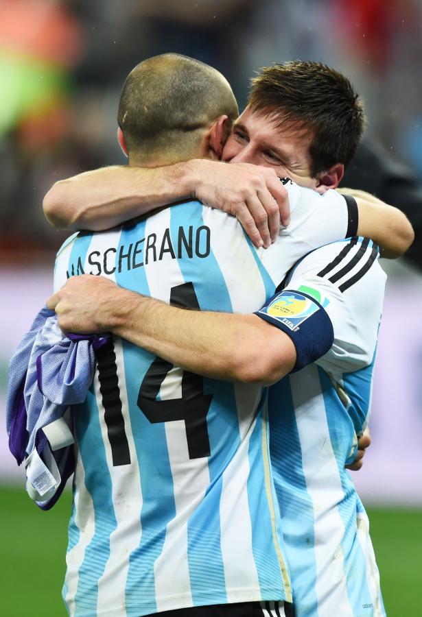 Imagen El abrazo final entre Mascherano y Messi tras el deber cumplido.